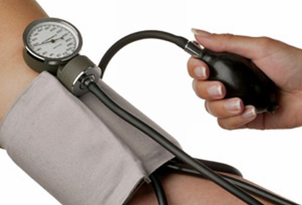 Tensiunea arterială ar trebui masurată la ambele brațe