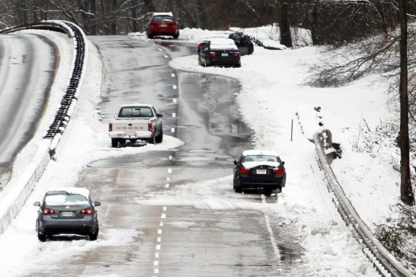 TRAFIC BLOCAT pe Autostrada Soarelui din cauza zăpezii. Se circulă greu pe DN1. Vezi unde sunt restricţii de circulaţie!