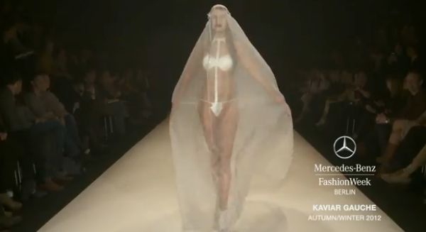 Ultima modă la mirese: voal peste bikini şi sutien