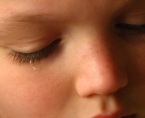 Un medic suedez a lipit ochii unui copil