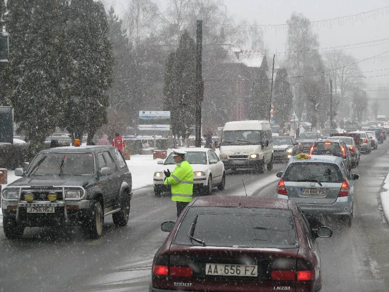 VREME REA ŞI TRAFIC GREU. Vezi cum se circulă pe drumurile naţionale!