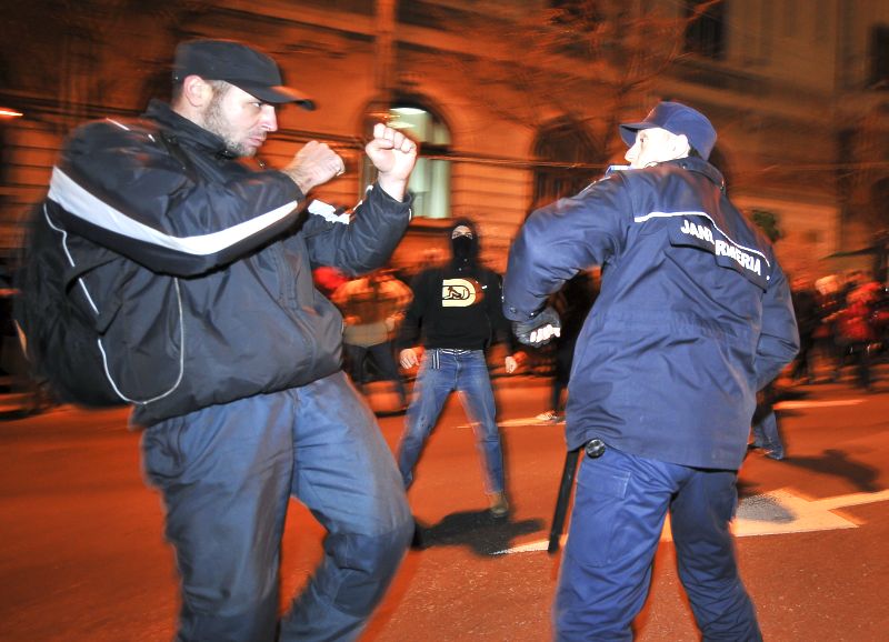 ZIUA A NOUA. Proteste la 0° Celsius. PREMIERĂ: Manifestanţii au primit numere de ordine. În Piaţa Universităţii au rămas doar suporterii
