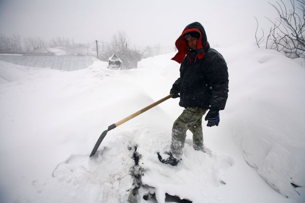 Ajutor umanitar pentru judeţele afectate de căderile masive de zăpadă şi viscol
