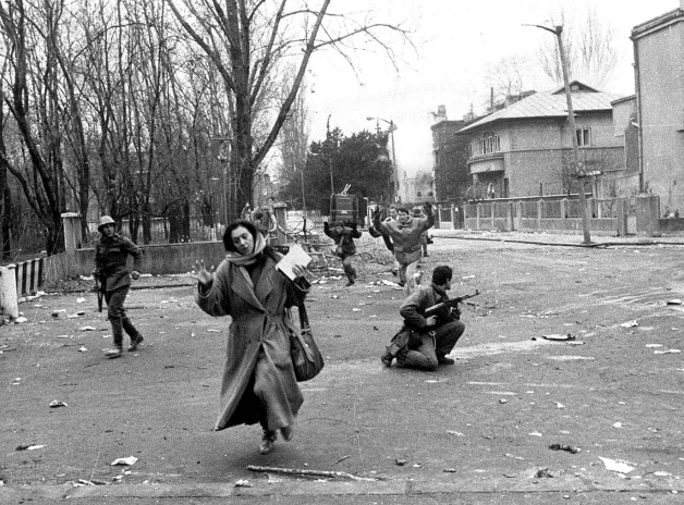Amintirile unui jurnalist britanic care s-a ascuns sub pat la Revoluţia din 1989