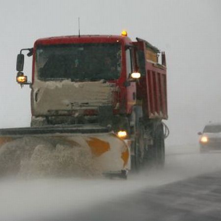 Boagiu: Peste 2.000 de utilaje sunt gata să intervină pentru a deszăpezi drumurile