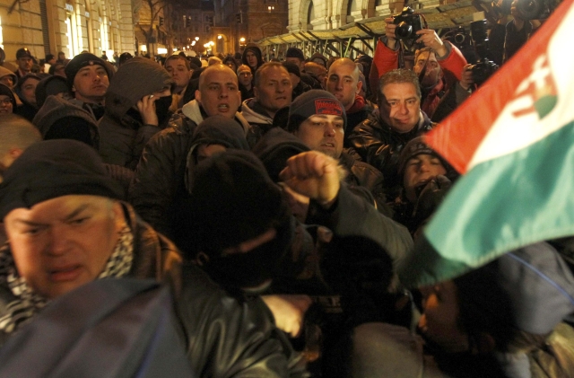 Budapesta: Proteste violente faţă de numirea unui actor antisemit la conducerea unui teatru