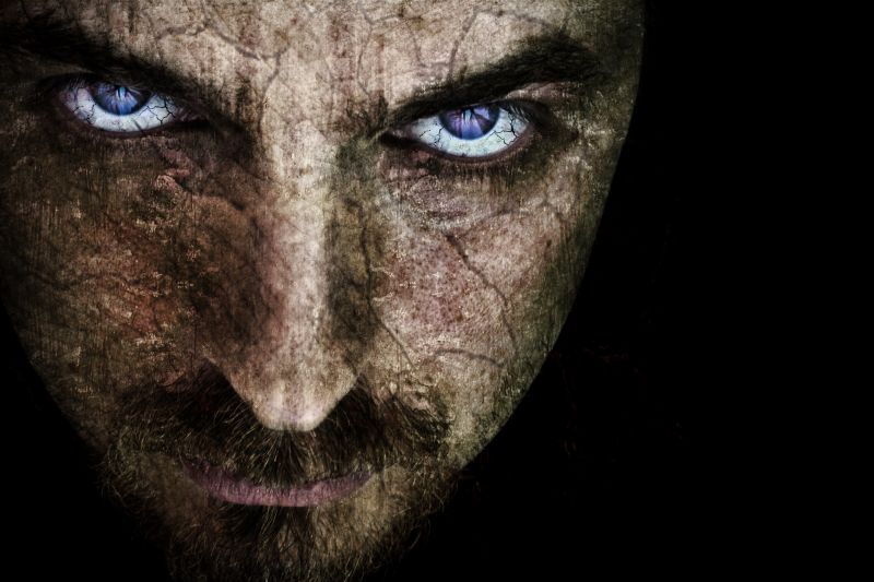 Carte satanistă, cu scene cumplite, interzisă în România în ultima clipă