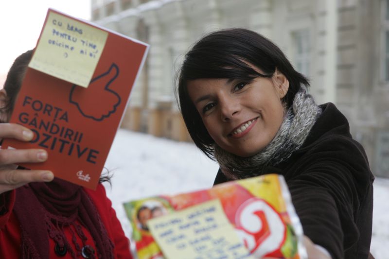 COLORĂM ROMÂNIA: Denise, tânăra care lasă daruri prin Timișoara pentru necunoscuți