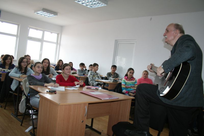COLORĂM ROMÂNIA: "Profu' trăznit" predă matematica după o metodă originală. VEZI care este aceasta