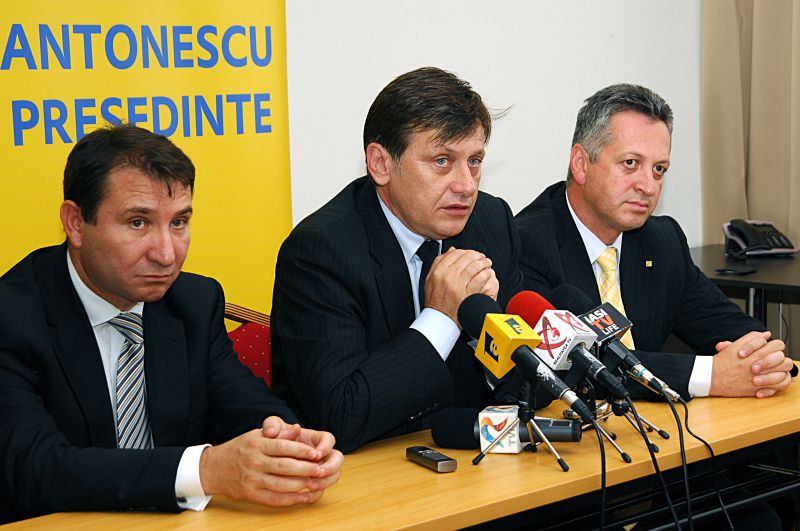 Cum s-au indignat liberalii în fața lui Antonescu: “Trădare, trădare. Ponta l-a legitimat pe Ungureanu"