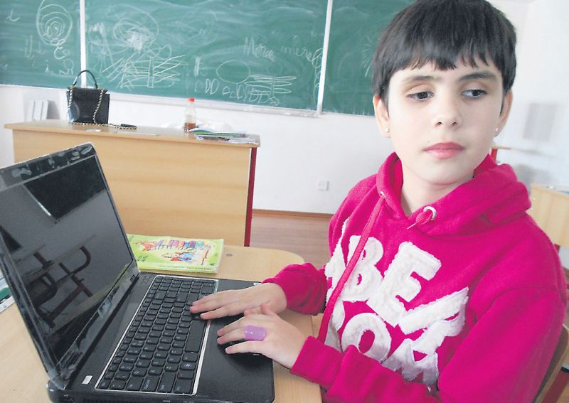 E oarbă, dar învaţă să lucreze pe laptop