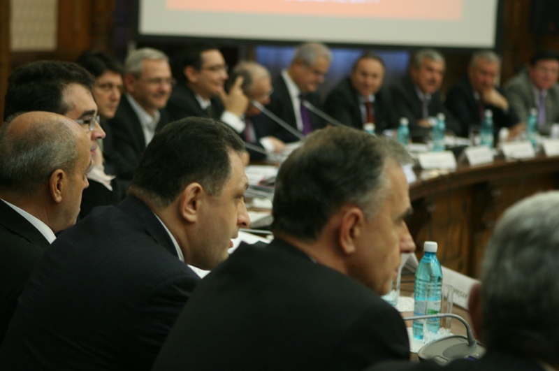 EXCLUSIV. Victor Ponta, în SUA, "portăreii" - la ușa PSD pentru a pune sechestru în contul unei datorii | VIDEO