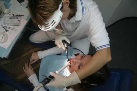 Fără anestezie la stomatolog. Hipnoza este noua metodă de sedare