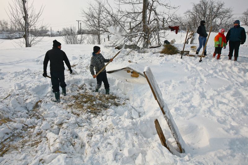 Firmele de salubrizare nu fac faţă zăpezii din Capitală
