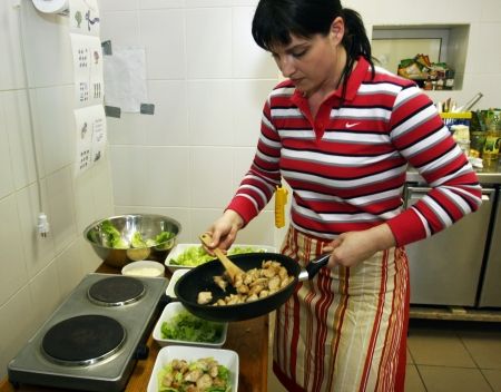 În bucătăria Violetei se adună mulţi prieteni…