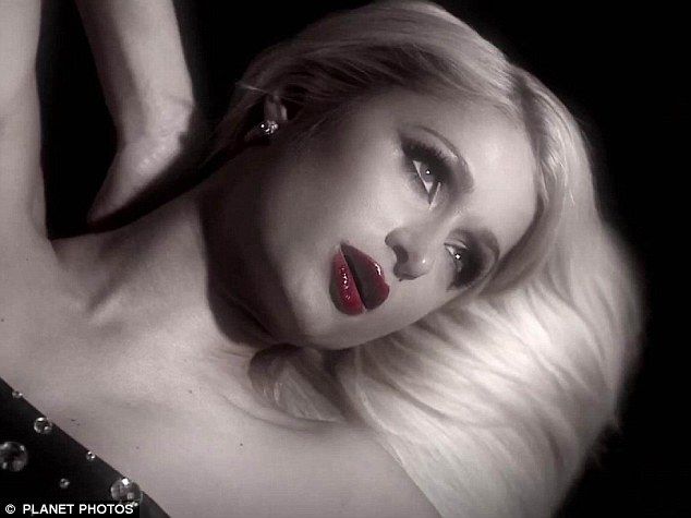 O nouă încercare disperată a lui Paris Hilton de a deveni cântăreaţă. Ultimul clip video în care nici nu cântă | VIDEO