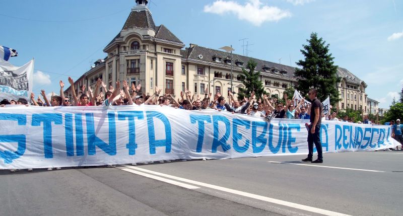 Patru olteni, în vizită la DNA