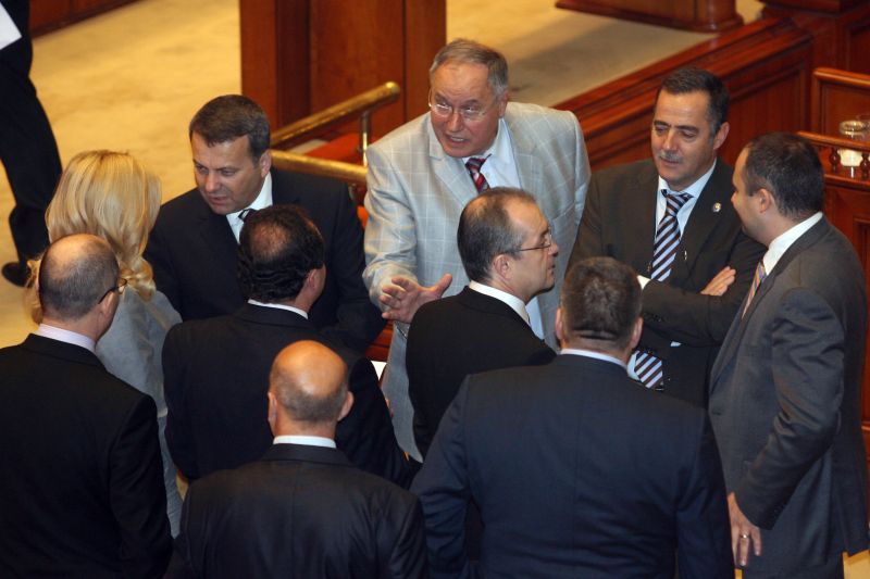Pregătiri pentru validarea noului guvern. Coaliţia îşi negociază portofoliile ministeriale. Deputaţii, mobilizaţi pentru audierea membrilor noului Executiv