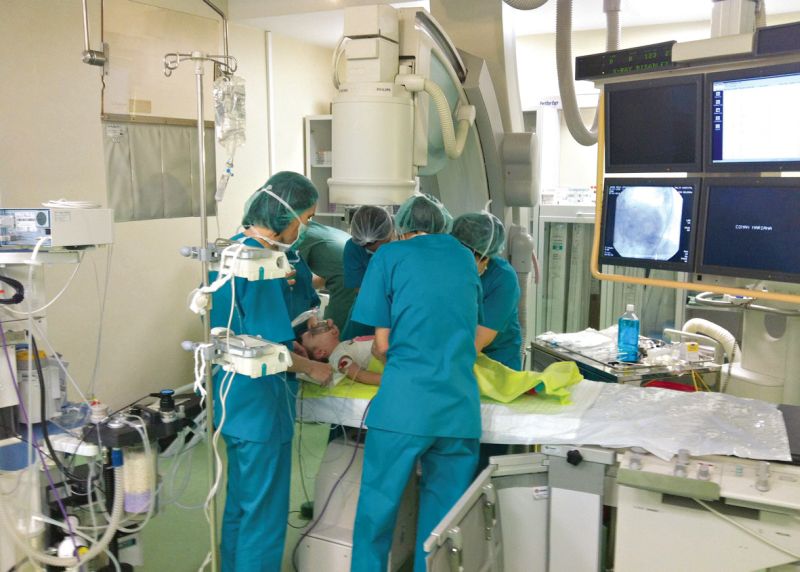 PREMIERĂ NAȚIONALĂ. Boli grave de inimă, operate fără bisturiu, prin picior