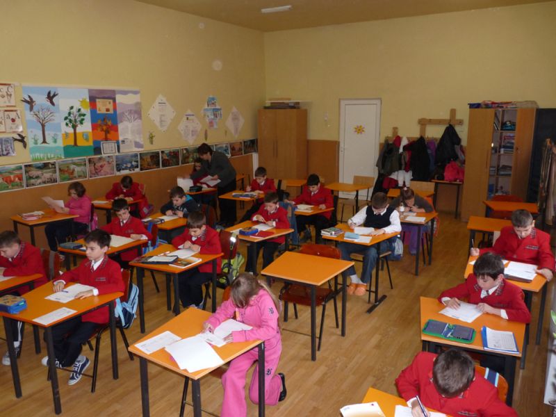 Sezon de concursuri private în şcolile de stat. Elevii, în goană după premii încă din clasa I