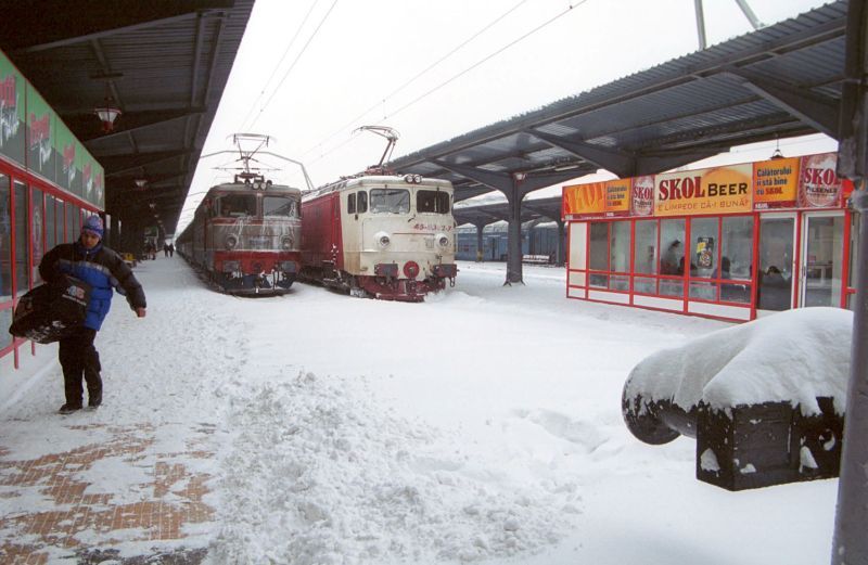 SINISTRAŢI ÎN TREN. Garnituri blocate de nămeţi. Autostrada A2 şi 37 de drumuri naţionale, închise