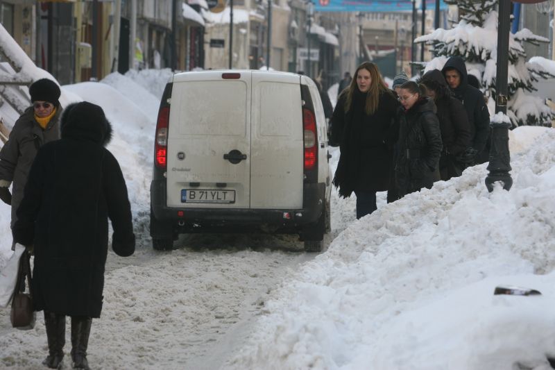 "Sinistraţii" troienelor dintre blocuri