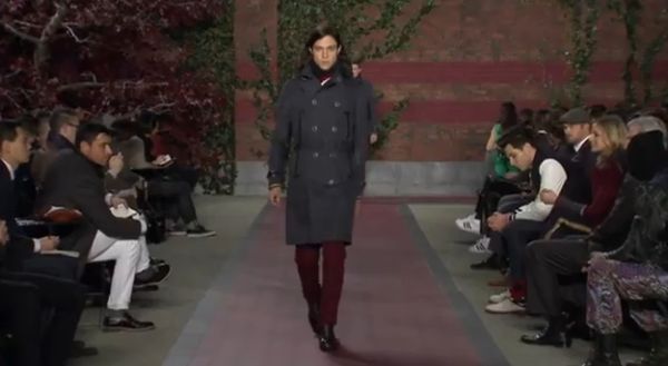 Tommy Hilfiger, la Săptămâna modei de la New York. Soldaţi rock'n'roll şi călătorii coreene în spaţiu | MULTIMEDIA