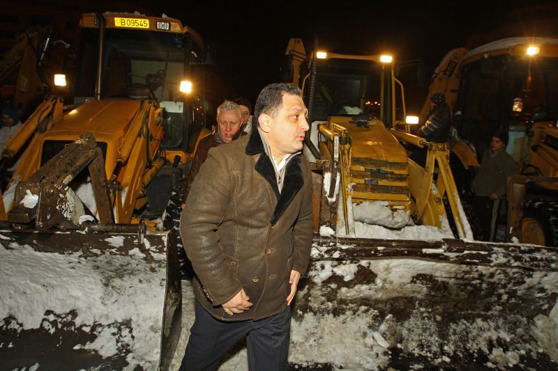 Vanghelie, deszăpezirea și mascații. Edilul a amendat cu 500.000 de lei firma angajată de Oprescu să curețe sectorul 5  | VIDEO