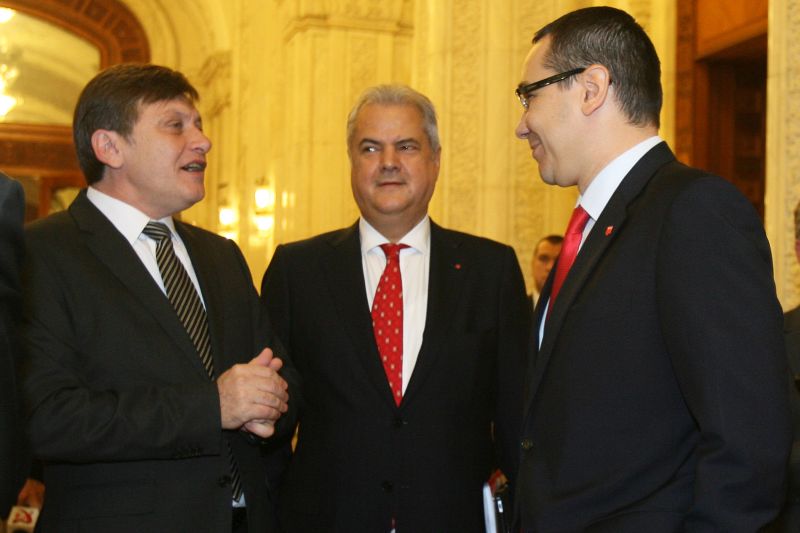 Victor Ponta, ironizat de Crin Antonescu pentru telefonul lui Mihai Răzvan Ungureanu: E un progres al telecomunicaţiilor. Poate se simţeau mai apropiați