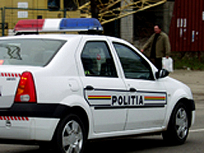 Aflați în misiune, doi polițiști au făcut accident cu o mașină împrumutată