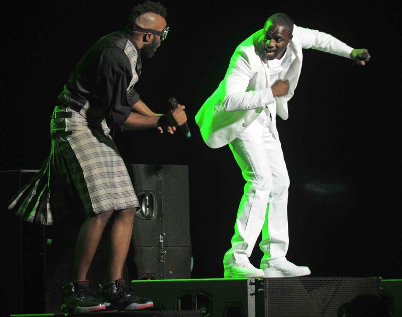 Akon a fost dat în judecată de propriii avocaţi