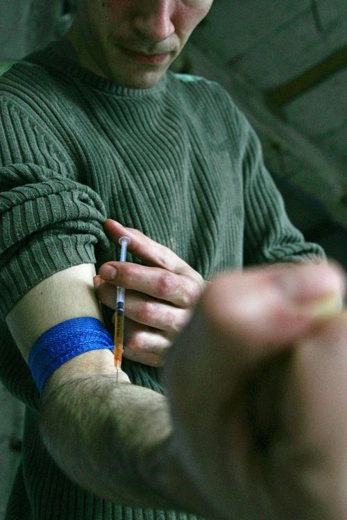 Aproximativ 15.600 de persoane consumă droguri în sectorul 4 al Capitalei