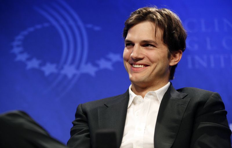 Ashton Kutcher "fuge" în spaţiu de fosta soţie