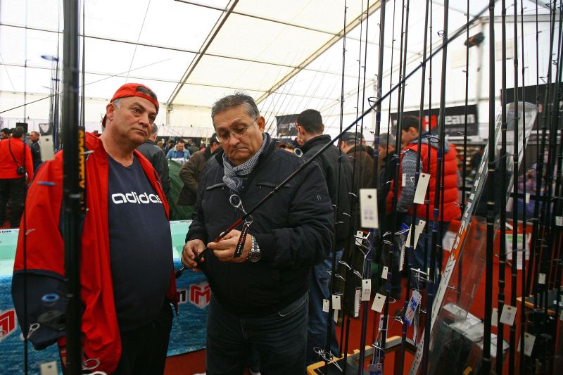 Aventuri la pescuit în Piaţa Constituţiei