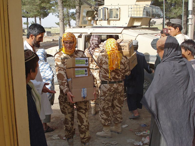 Aventurile româncelor cu epoleţi printre talibani