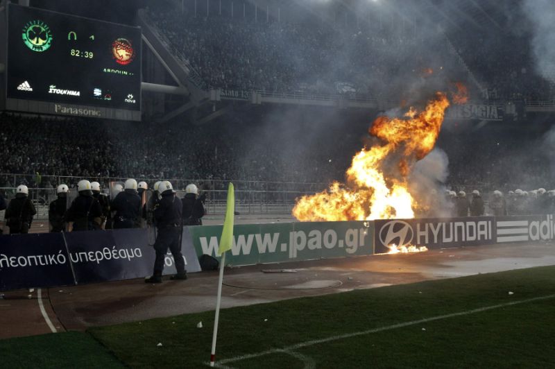Balamuc în Grecia! Război la derby-ul Atenei | VIDEO