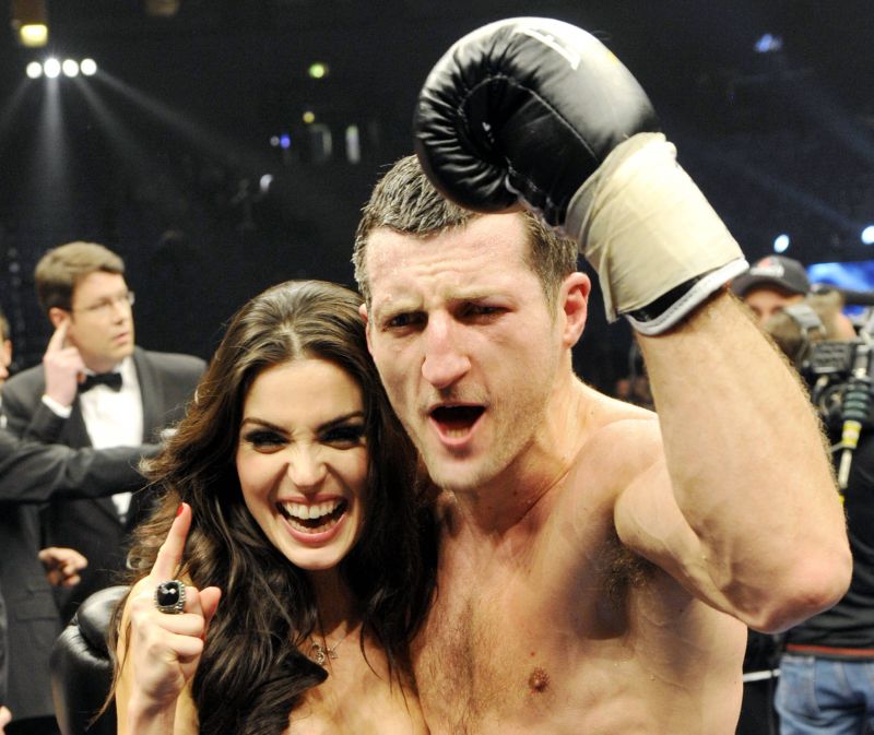 Carl Froch are o "bombă" sexy. Imagini DE SENZAȚIE cu femeia din spatele "Cobrei"