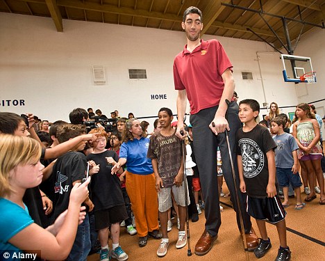 Cel mai înalt om din lume s-a oprit din creștere