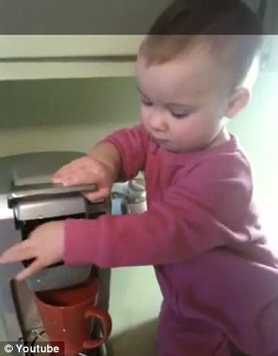 CEL MAI PRICEPUT BARISTA. Cum îi prepară un bebeluș cafeaua mamei| VIDEO