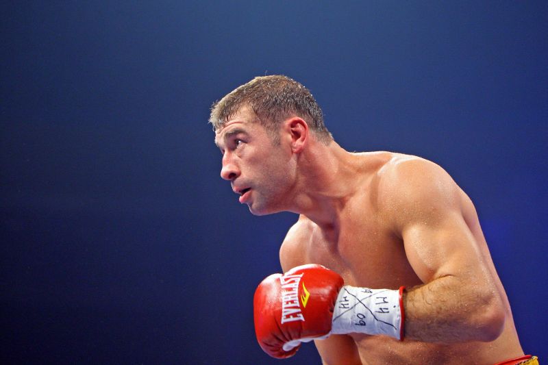 Cum pot ajunge românii la meciul lui Lucian Bute