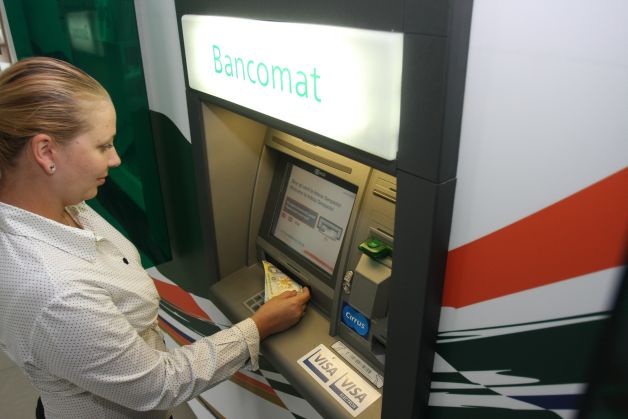 Cum scoți bani din bancomat cu degetul
