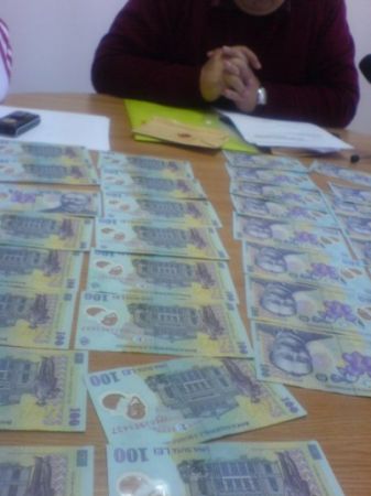 DELAPIDARE. "Venit" de funcţionar bancar - 300.000 de lei pe lună