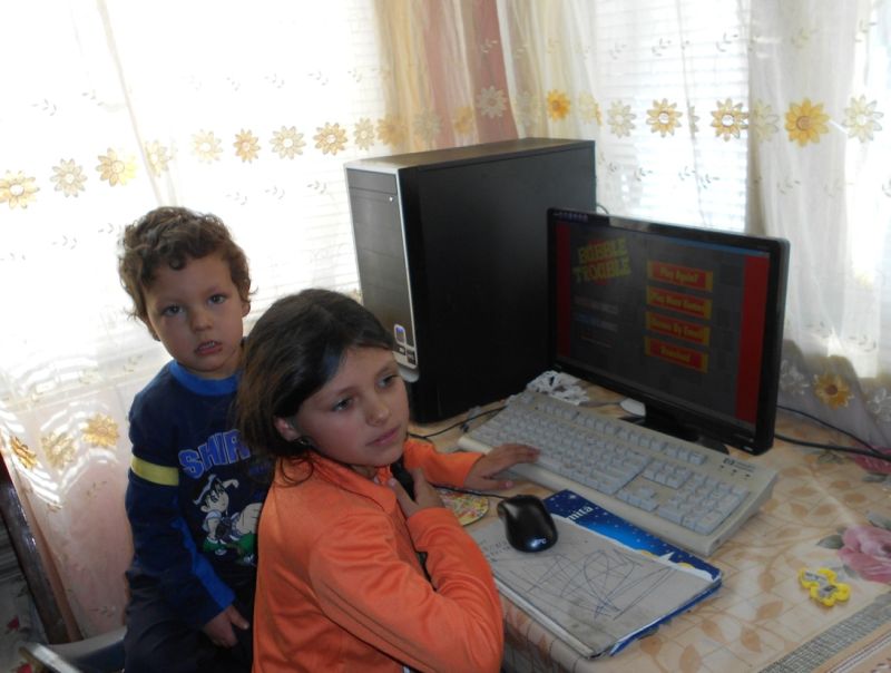 Fetiţa premiantă care îşi doreşte să aibă lumină în casă