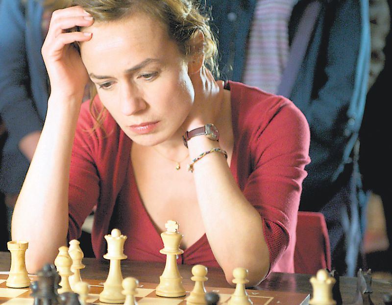 FILMUL EVZ: Queen to Play