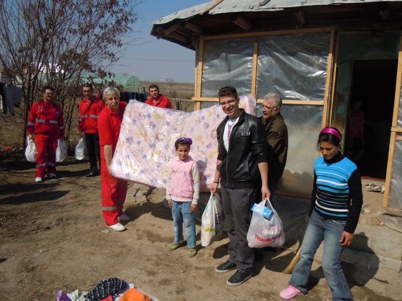 "Îngerii" din casa cu acoperişul spart au primit ajutor din SUA