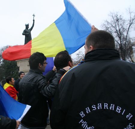La Bălţi şi Cahul, comuniştii au introdus un drapel "moldovenesc". Socialiştii cheamă la refendum pentru înlocuirea steagului românesc