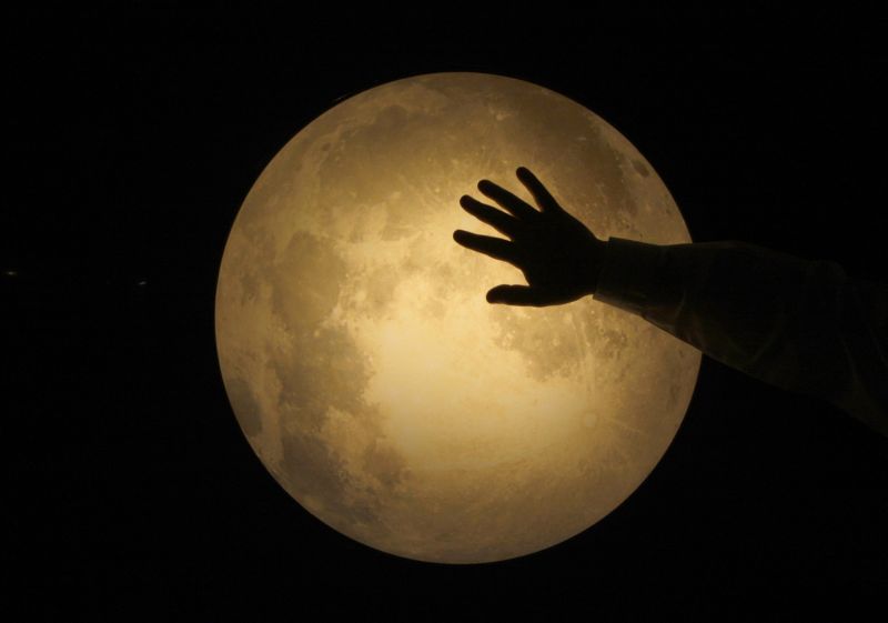 Luna ne scoate din minţi