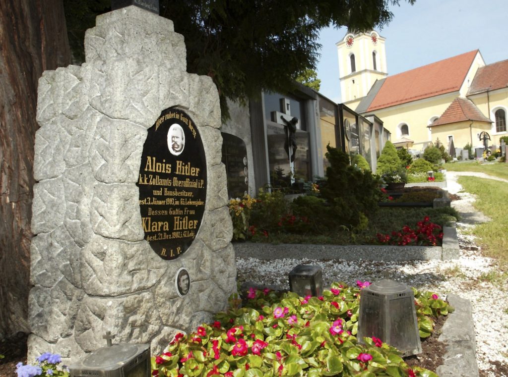 Mormântul părinților lui Hitler a fost închis