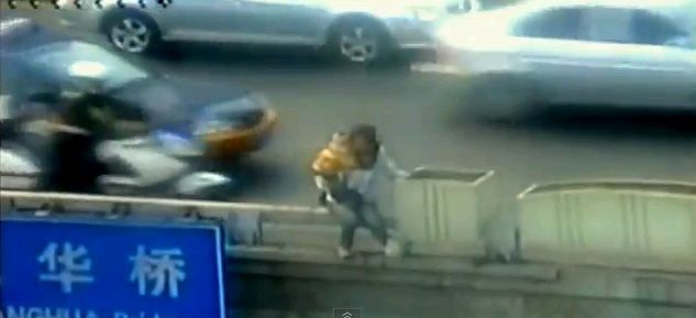 O femeie cu un bebeluş un braţe, la un pas de a sări de pe pod | IMAGINI ŞOCANTE