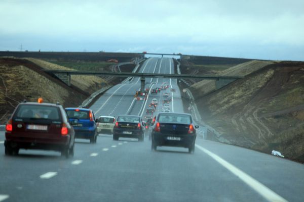 O maşină de mare tonaj, filmată în timp ce merge fără o roată din faţă | VIDEO